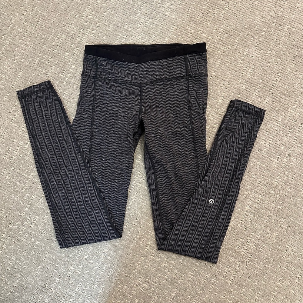 Black and charcoal grey Lululemon leggings with pockets